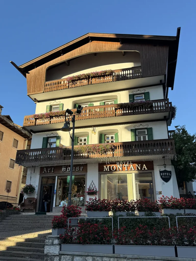 Facciata Hotel Montana a Cortina