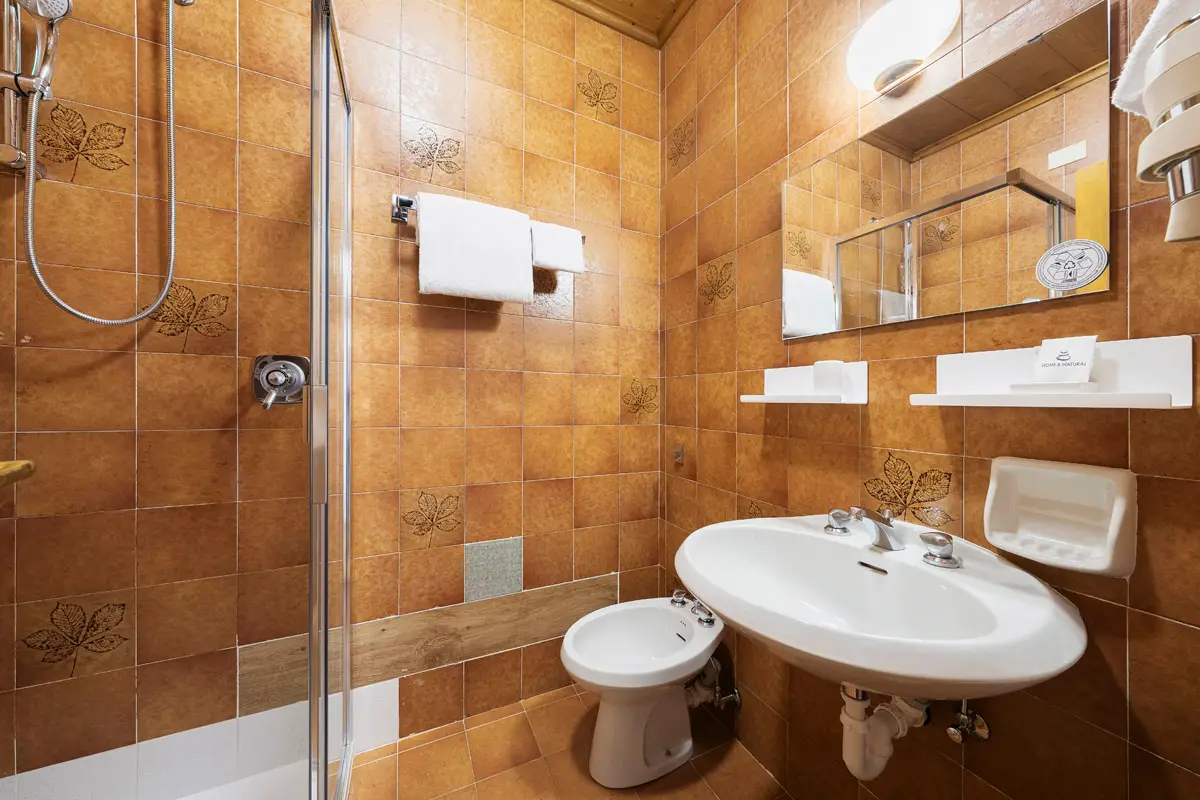 Bagno camera Singola Superior in stile alpino all’Hotel Montana Cortina. | Single Superior bathroom in alpine style at Hotel Montana Cortina.