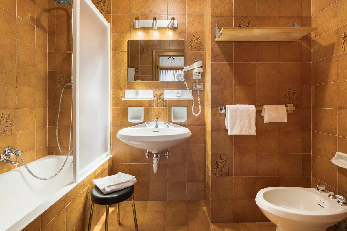 Bagno camera Singola Classic con piastrelle alpine – Hotel Montana Cortina | Bathroom of Classic Single Room – alpine-style tiles – Hotel Montana Cortina