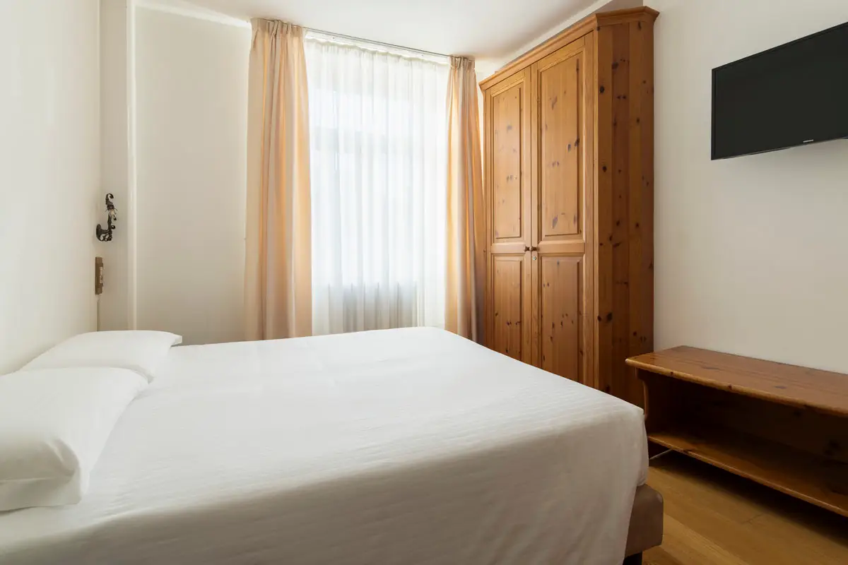 Doppia Economy senza balcone con arredo in legno – Hotel Montana Cortina | Economy Double Room without balcony, featuring wooden furnishings – Hotel Montana Cortina