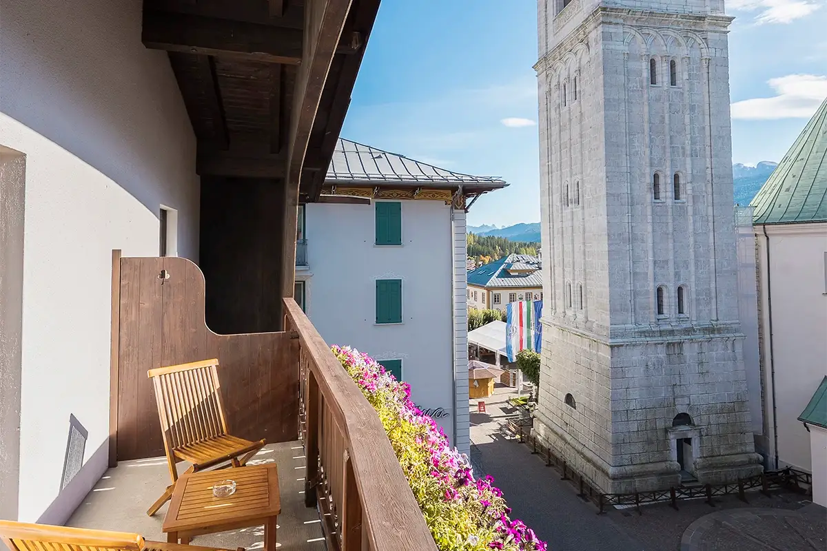 Balcone della Family Room con vista sul Campanile di Cortina e centro storico. | Family Room balcony with view of Cortina’s bell tower and historic center.