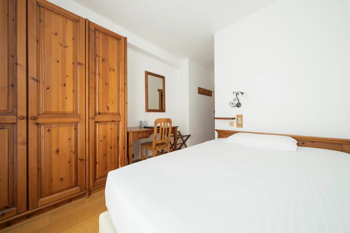 Camera Singola Superior luminosa con letto alla francese. | Bright Single Superior room with French bed.