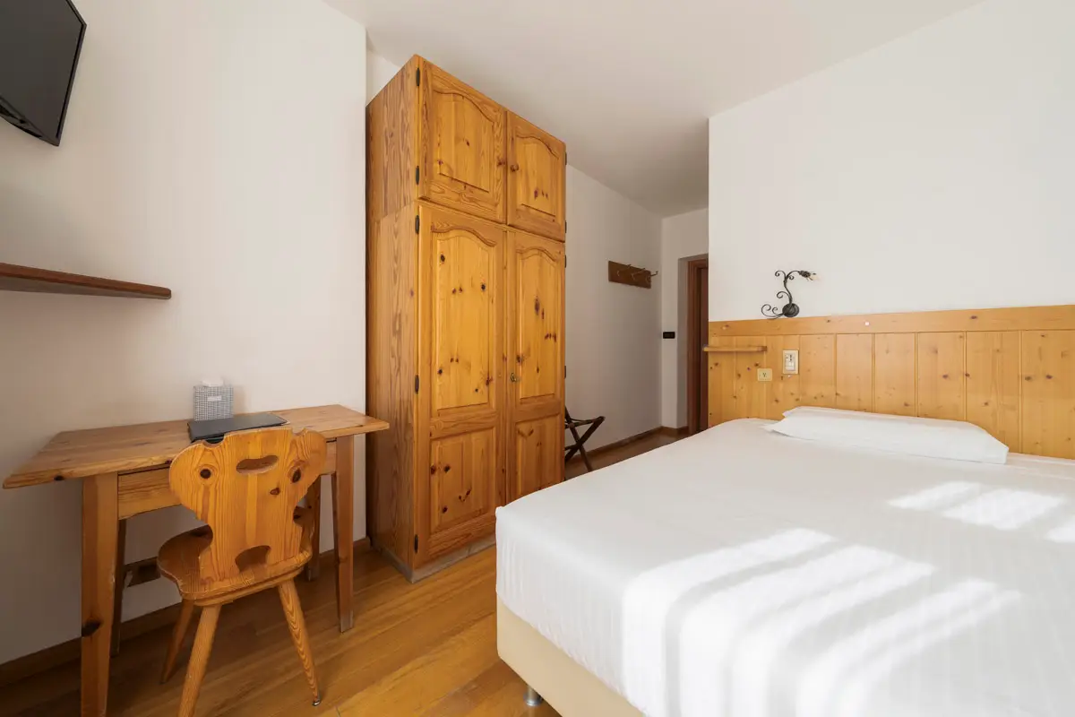 Camera Singola Superior con scrivania in legno e letto alla francese. | Single Superior room with wooden desk and French bed.
