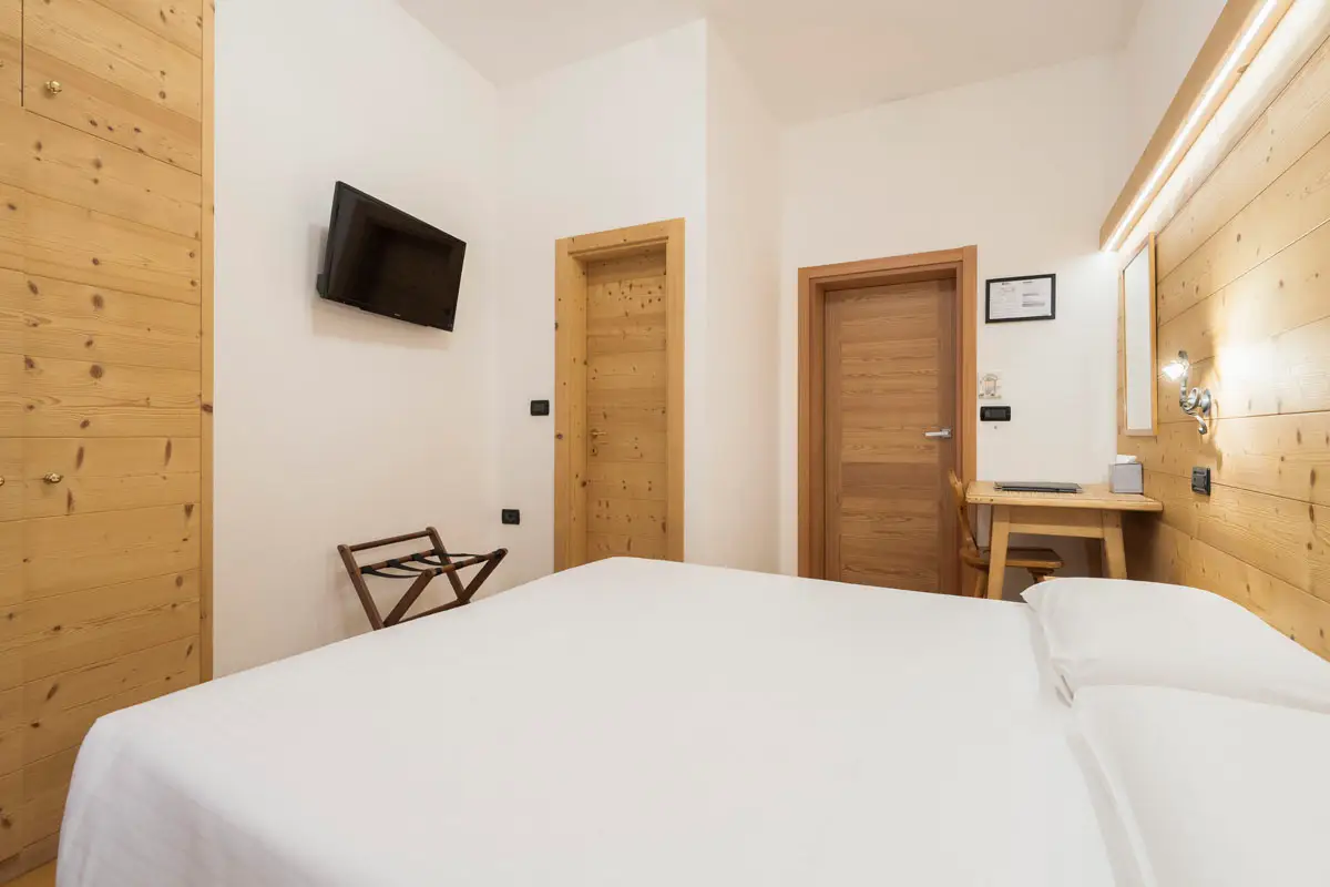 Camera Doppia Economy con arredo in legno e atmosfera semplice – Hotel Montana Cortina | Economy Double Room with wooden décor and simple atmosphere – Hotel Montana Cortina
