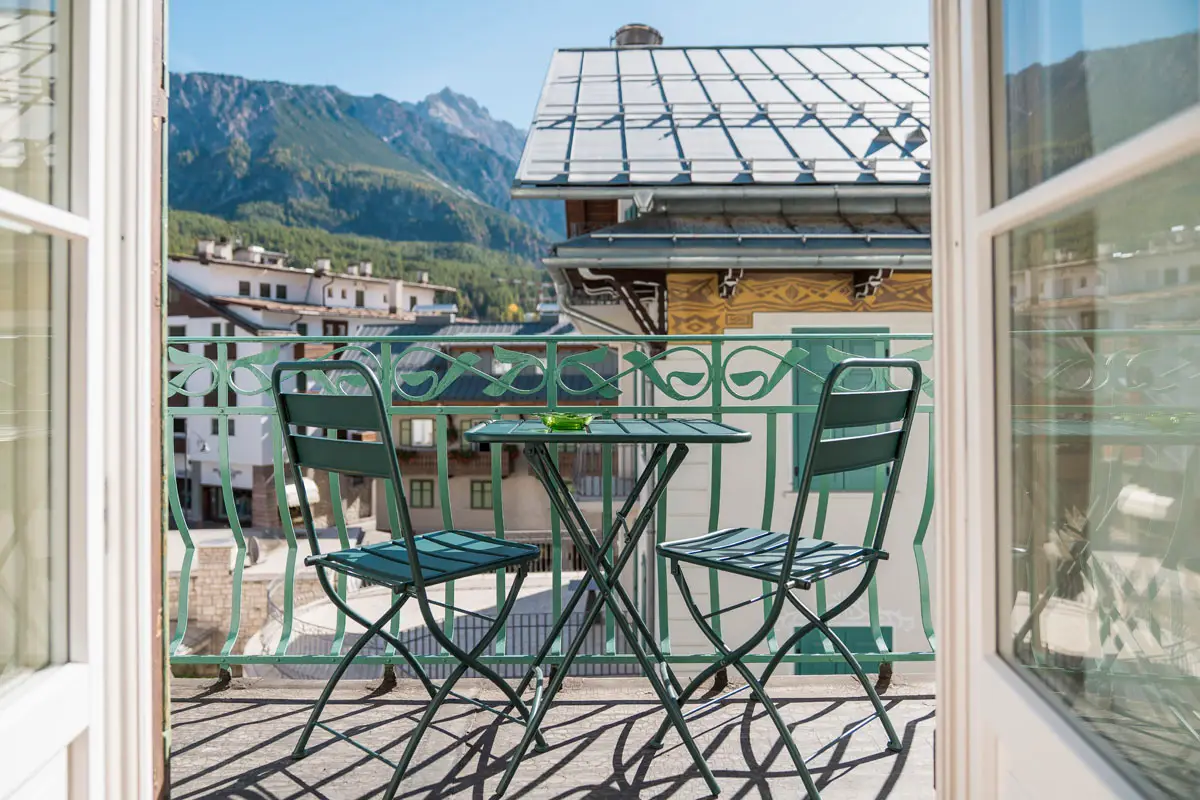 Balcone Doppia Economy con tavolino e vista Monte Faloria – Hotel Montana Cortina | Economy Double Room balcony with table and Faloria view – Hotel Montana Cortina