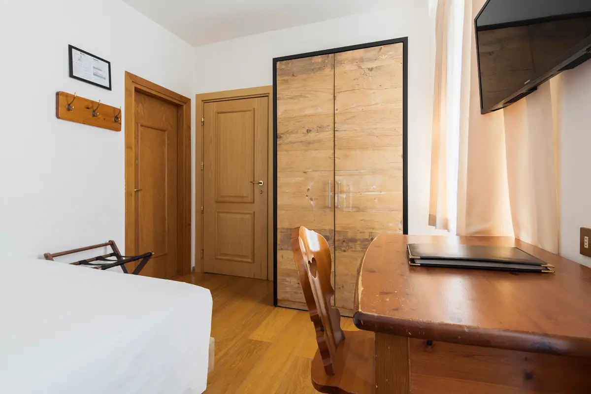 Camera Singola Superior con letto e zona scrivania. | Single Superior room with bed and work desk.