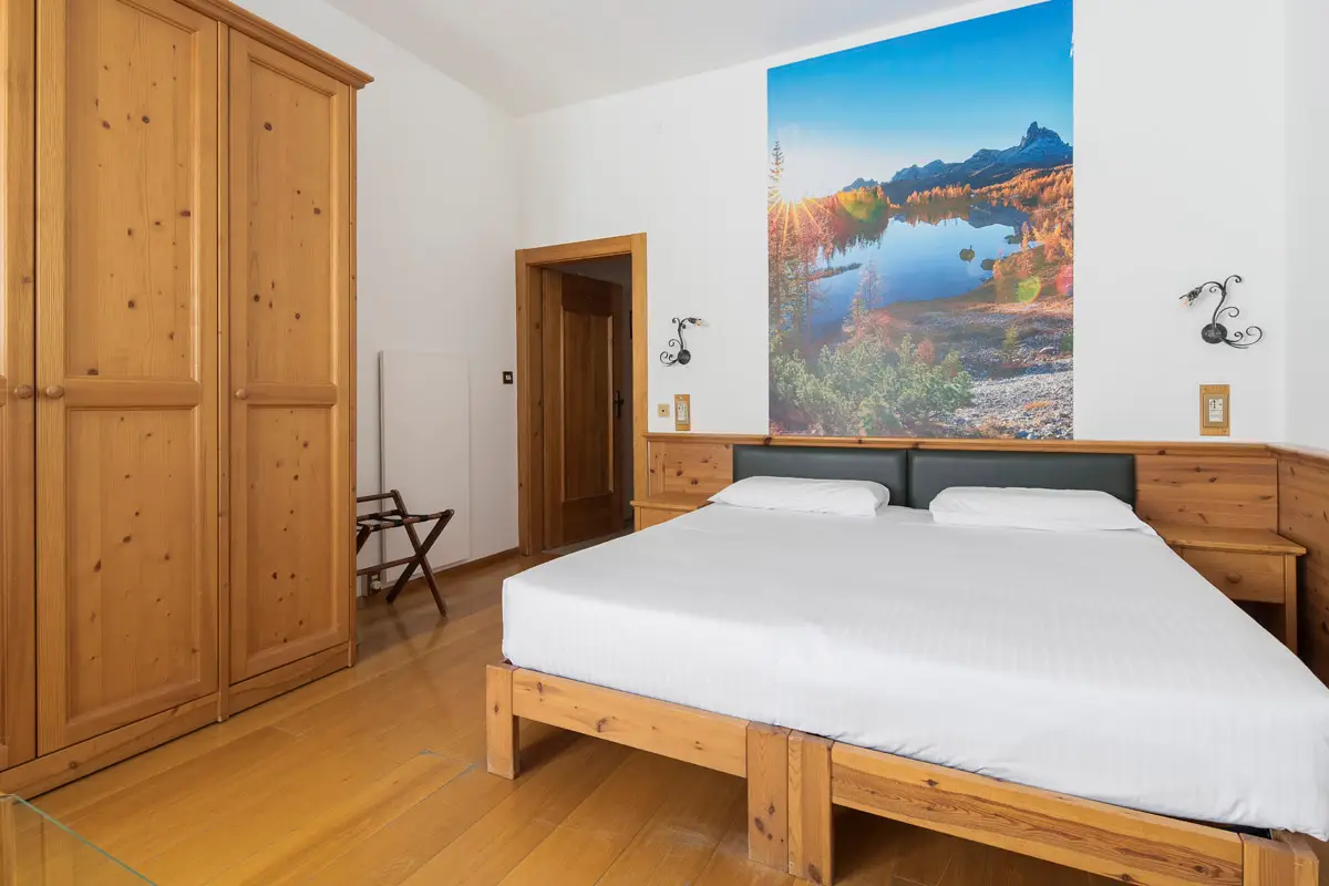 Camera Superior Tripla ampia con design moderno – Hotel Montana Cortina. | Spacious Superior Triple Room with modern alpine design – Hotel Montana Cortina.