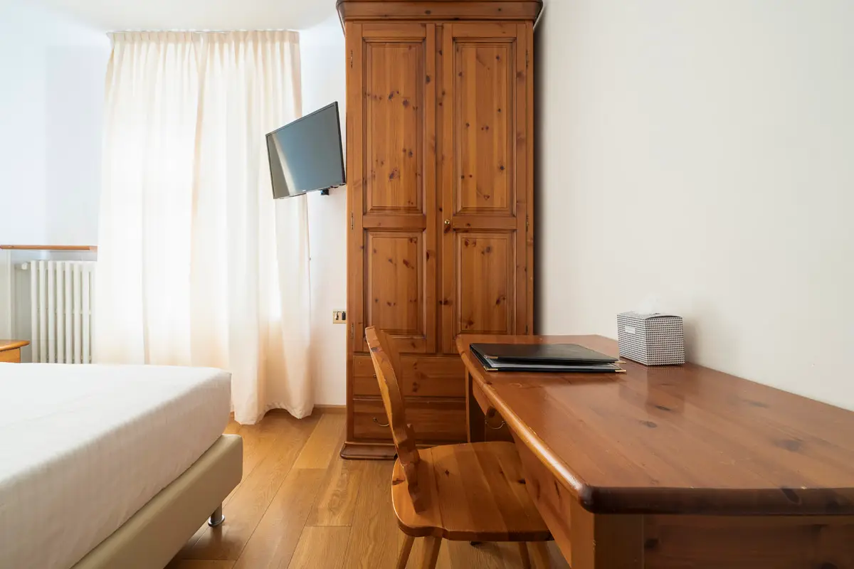 Camera Singola Superior con armadio in legno e scrivania. | Single Superior room with wooden wardrobe and desk.