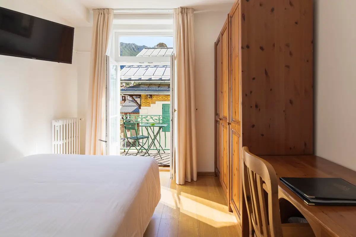 Camera Singola Superior con scrivania e balconcino. | Single Superior room with desk and small balcony.