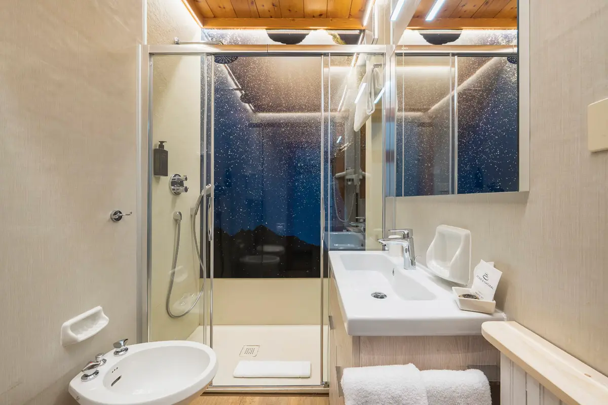Bagno Singola Superior con doccia e design moderno all’Hotel Montana Cortina. | Single Superior bathroom with shower and modern design at Hotel Montana Cortina.