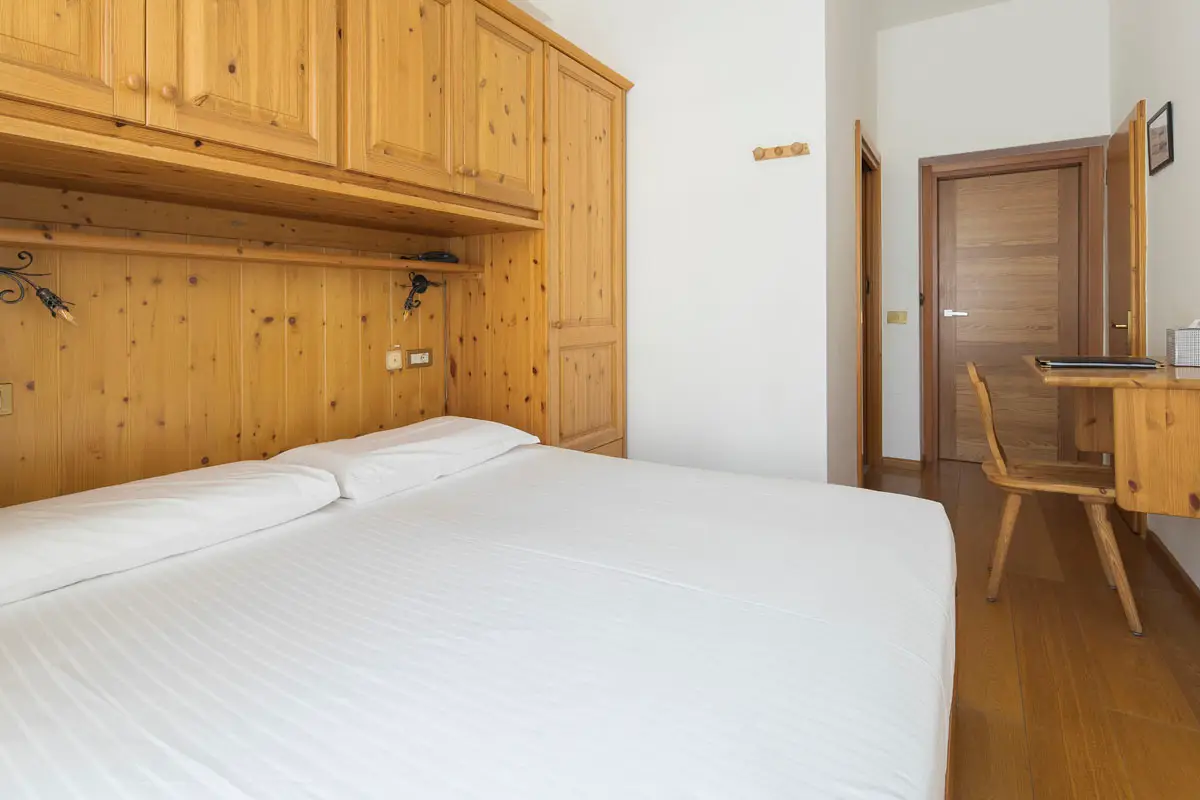 Camera Doppia Economy con arredo in legno chiaro – Hotel Montana Cortina | Economy Double Room with light wood furniture – Hotel Montana Cortina