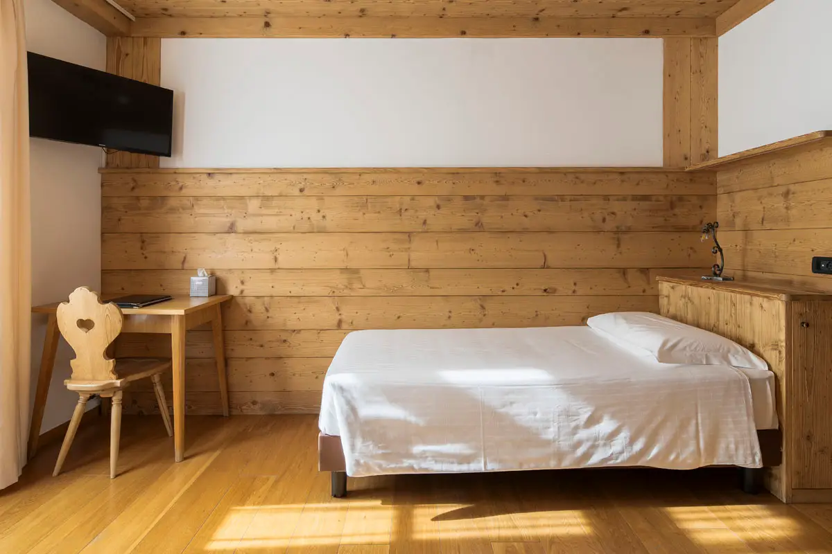 Camera Singola Classic con arredi in legno e scrivania – Hotel Montana Cortina | Classic Single Room – wooden décor and desk – Hotel Montana Cortina