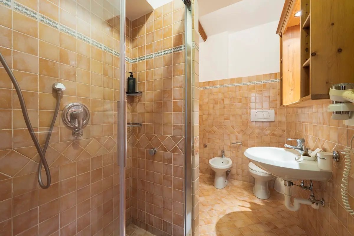 Bagno Classic Doppia — bagno in stile tradizionale con doccia e bidet, Hotel Montana Cortina. | Classic Double Bathroom — traditional-style bathroom with shower and bidet, Hotel Montana Cortina.