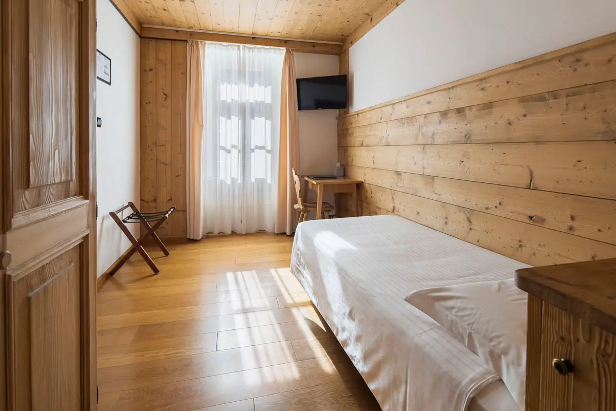 Camera Singola Classic in stile legno alpino – Hotel Montana nelle Dolomiti | Classic Single Room with alpine wood furniture – Hotel Montana in the Dolomites