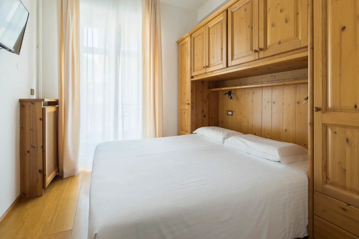 Camera Doppia Economy luminosa con arredi alpini – Hotel Montana Cortina | Bright Economy Double Room with alpine-style furnishings – Hotel Montana Cortina