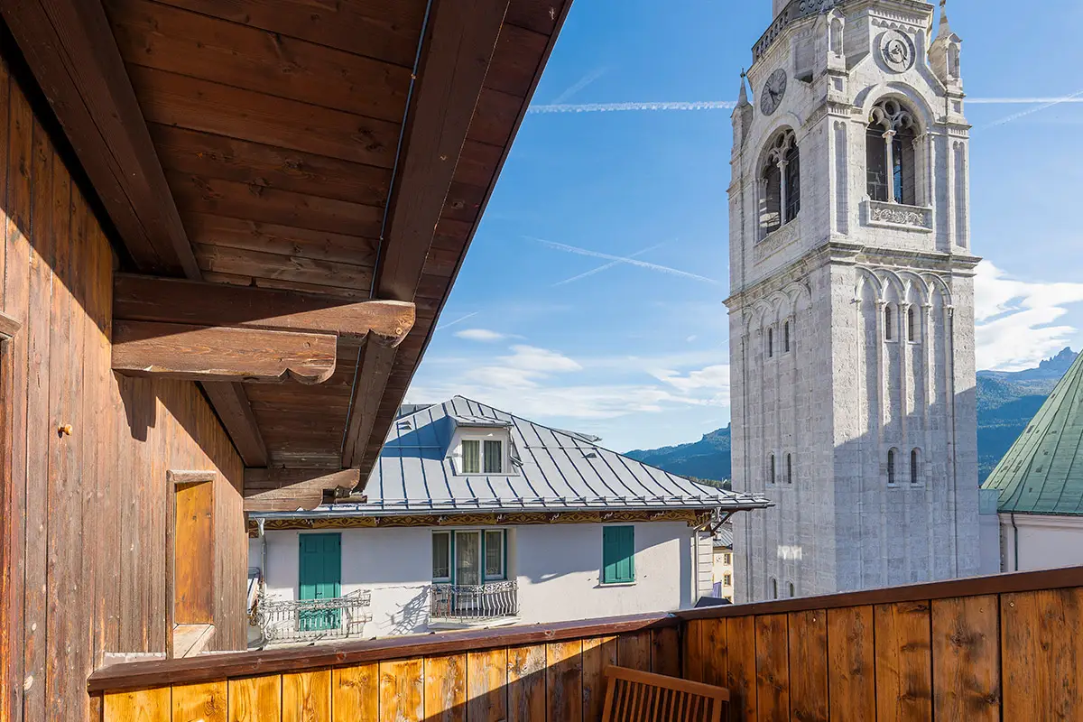 Balcone Doppia Economy con vista Campanile di Cortina – Hotel Montana | Economy Double Room balcony with view of Cortina’s Bell Tower – Hotel Montana