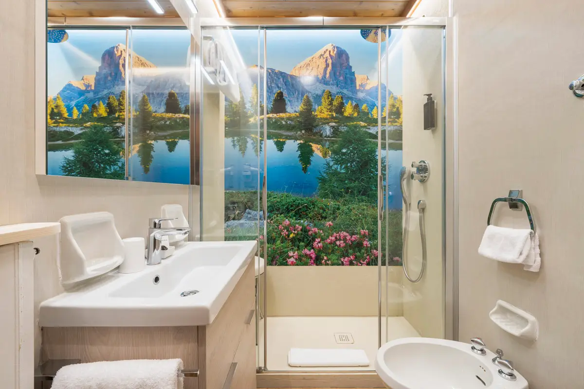Bagno Singola Superior con parete fotografica Croda da Lago e Averau. | Single Superior bathroom with Croda da Lago and Averau scenic panel.
