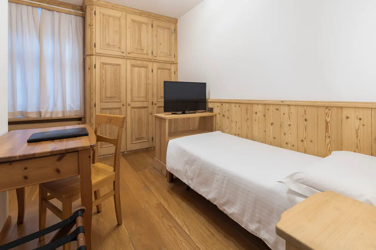Camera Singola Classic con vista centro città – Hotel Montana Cortina | Classic Single Room with city-center view – Hotel Montana Cortina