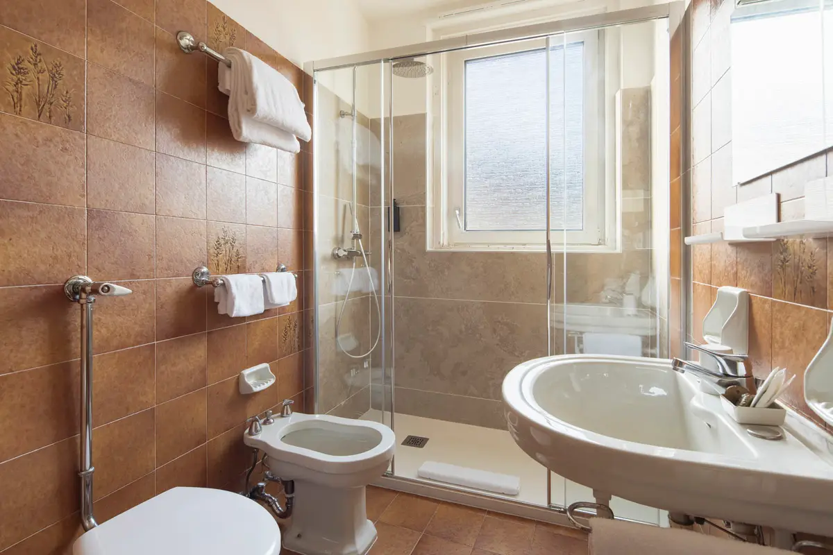 Bagno della camera Superior Tripla con doccia e design classico – Hotel Montana Cortina. | Superior Triple Room bathroom with shower and classic design – Hotel Montana Cortina.