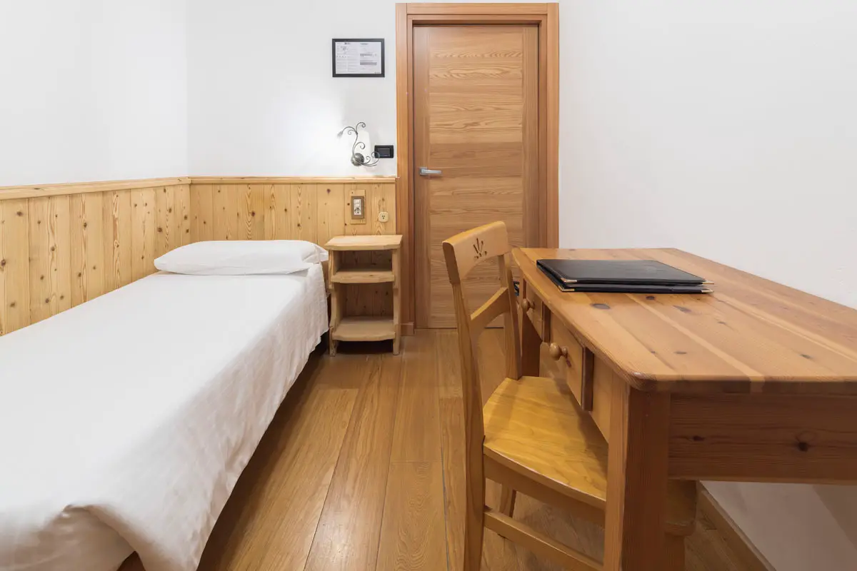 Camera Singola Classic con scrivania e armadio in legno – Cortina d’Ampezzo | Classic Single Room – wooden desk and wardrobe – Cortina d’Ampezzo