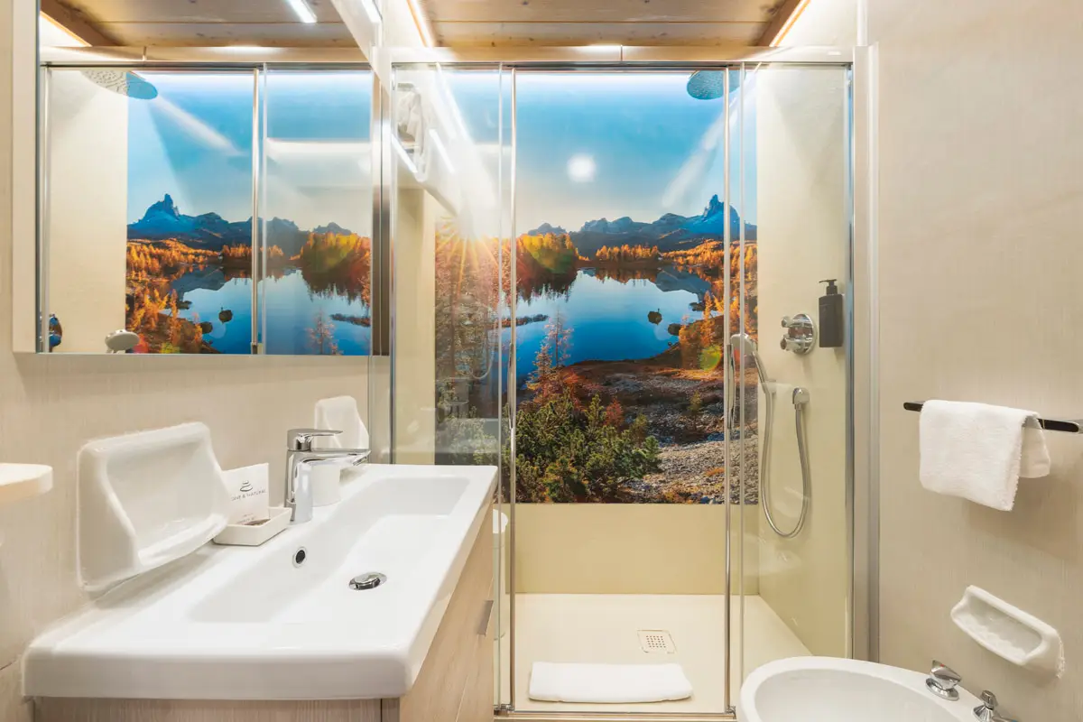 Bagno Singola Superior con doccia Croda da Lago e lavabo moderno. | Single Superior bathroom with Croda da Lago shower panel and modern sink.