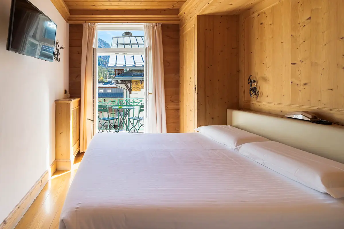 Camera Doppia Economy con piccolo balconcino e vista Dolomiti – Hotel Montana Cortina | Economy Double Room with small balcony and Dolomites view – Hotel Montana Cortina