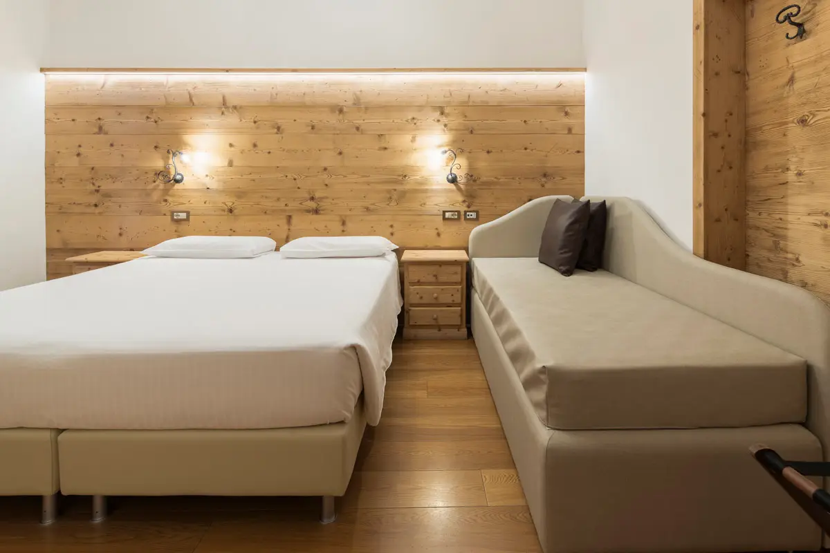 Camera Superior Tripla Family con letto aggiuntivo – Hotel Montana Cortina. | Superior Triple Family Room with extra bed – Hotel Montana Cortina.