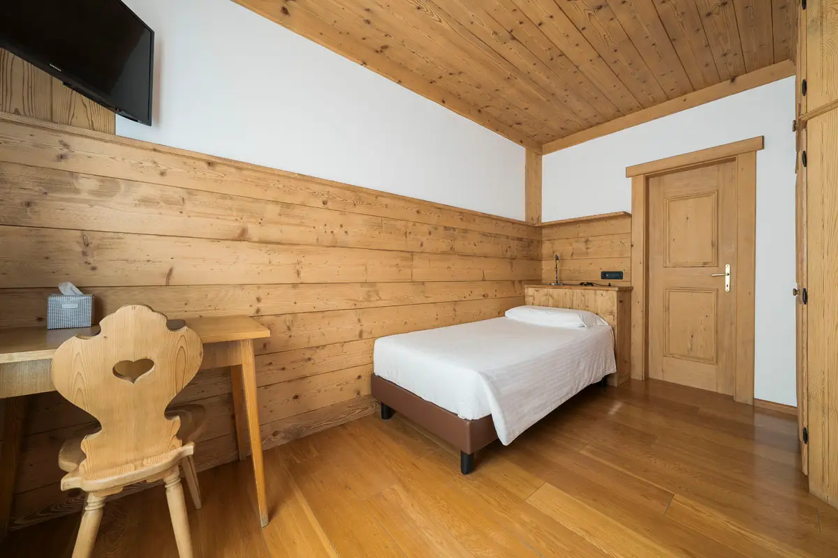 Camera Singola Classic in stile legno – centro Cortina – Hotel Montana | Classic Single Room in alpine wood style – central Cortina – Hotel Montana