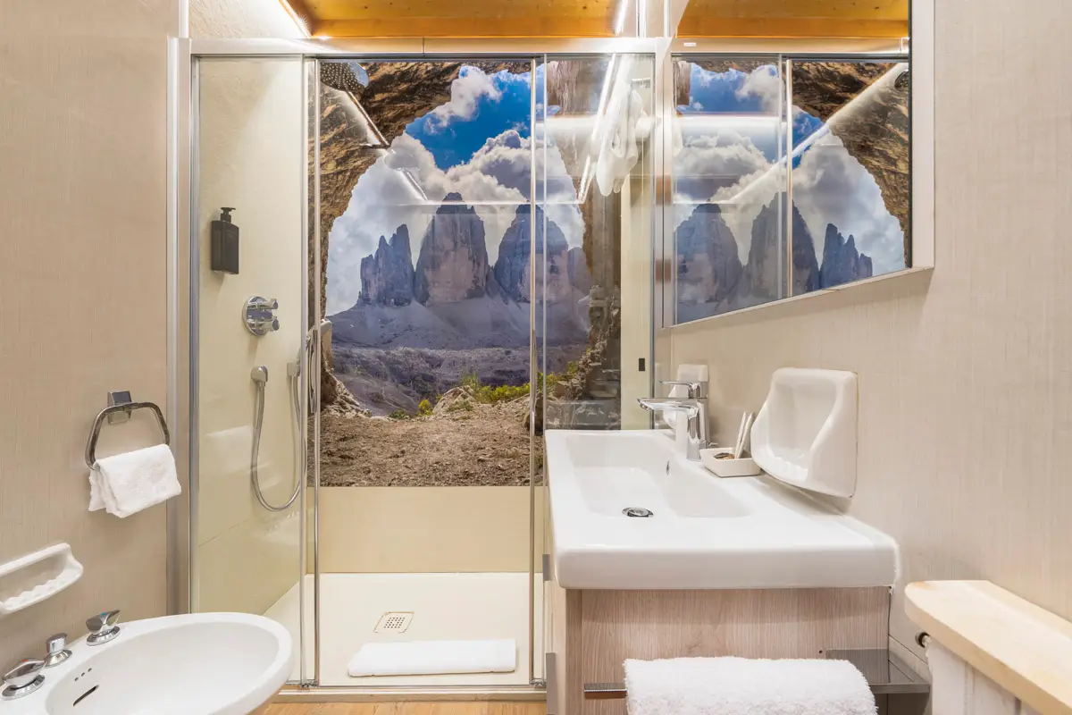Bagno Singola Superior con doccia e parete Tre Cime all’Hotel Montana Cortina. | Single Superior bathroom with Tre Cime scenic shower panel.