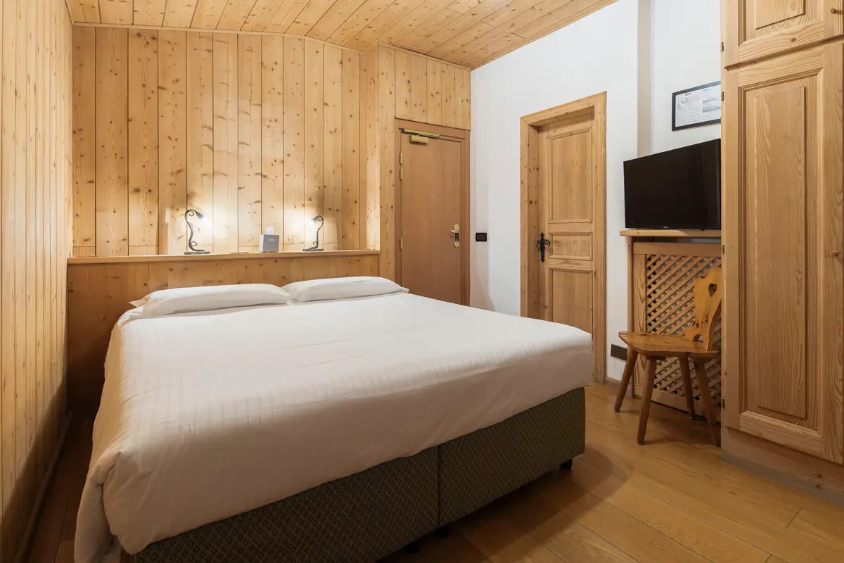 Camera Doppia Economy mansardata in stile alpino – Hotel Montana Cortina | Attic Economy Double Room in alpine style – Hotel Montana Cortina