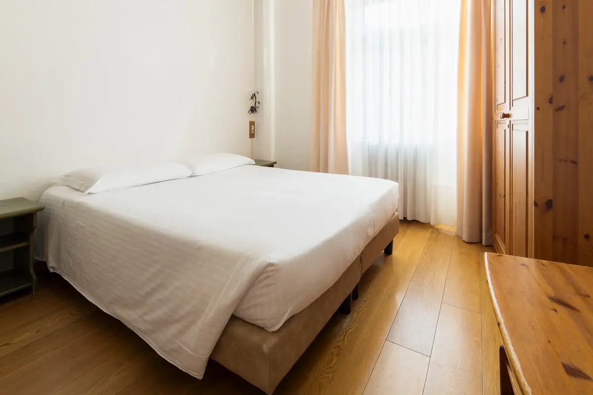 Camera Doppia Economy con letto matrimoniale e luce naturale – Hotel Montana Cortina | Economy Double Room with double bed and natural light – Hotel Montana Cortina