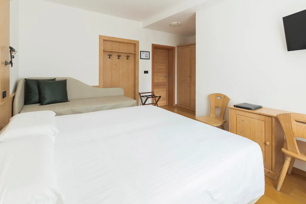 Camera Superior Tripla Family Friendly – Hotel Montana Cortina. | Family-friendly Superior Triple Room – Hotel Montana Cortina.