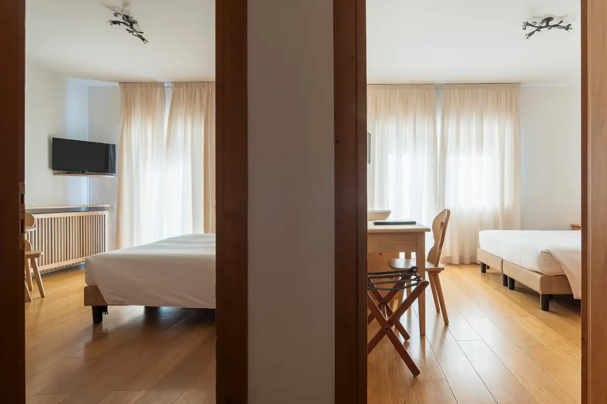 Camere comunicanti della Family Room, ideali per famiglie numerose, con letti matrimoniali separati. | Connecting bedrooms of the Family Room, ideal for large families, with separate double beds.