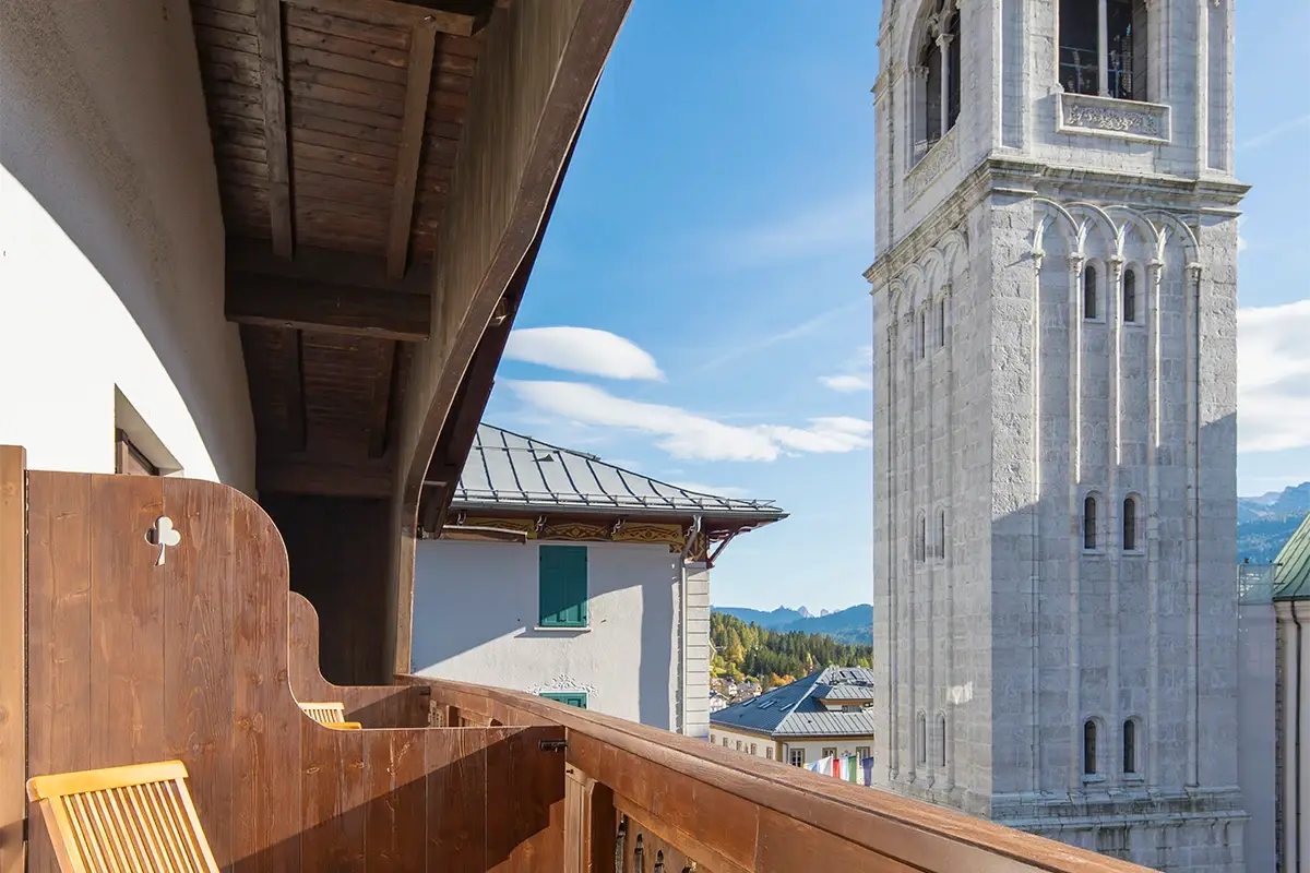 hotel-montana-classic-balcony-sunlight-view-cortina